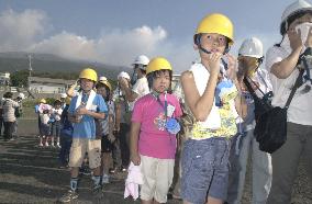 (1)Evacuated children visit Miyakejima home